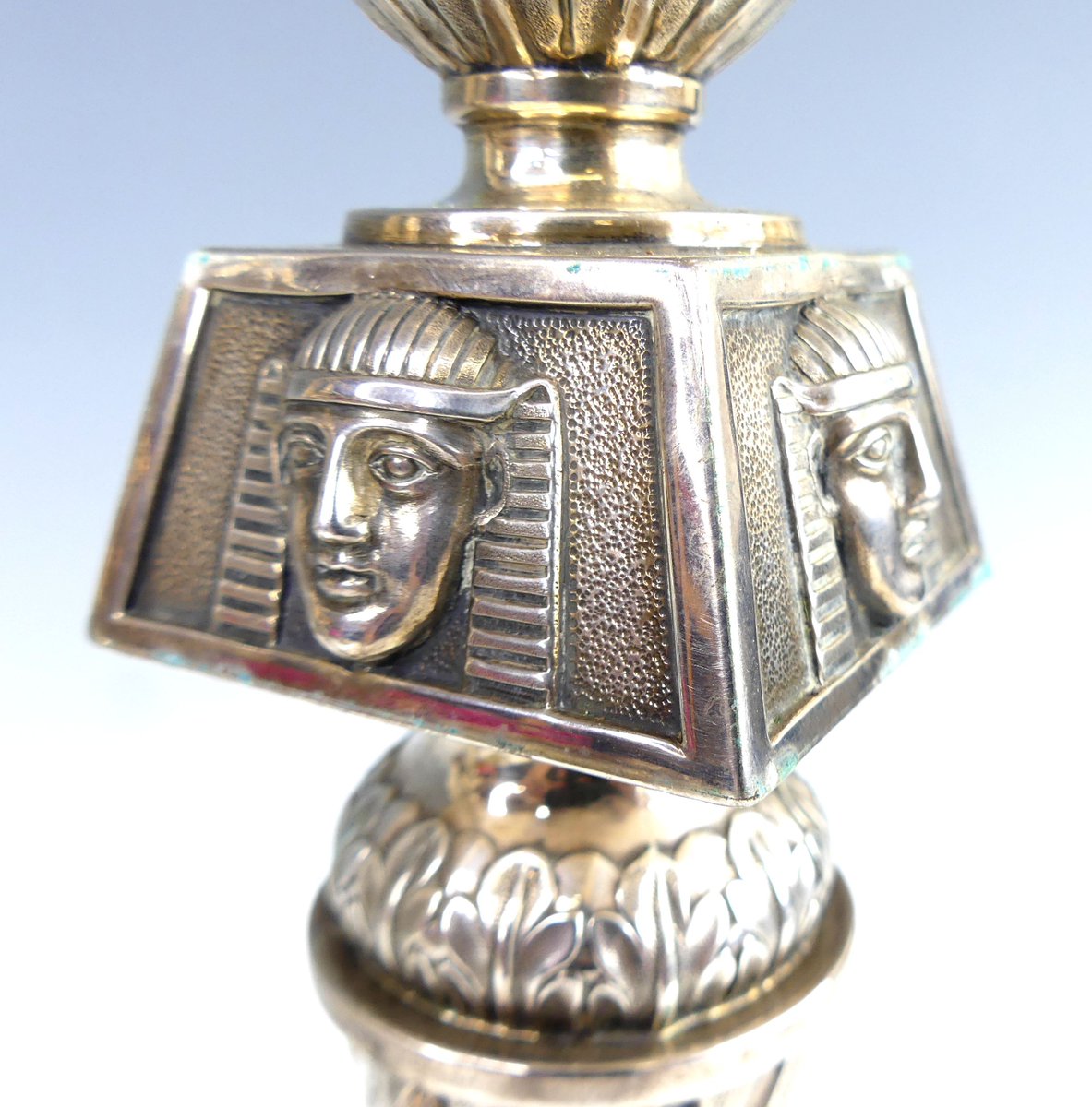 LacyScottKnight's tweet image. Jane Austen's novels include references to naval officers - her influence was very close to home.
This pair of candlesticks is engraved with an inscription to the brother of one of Britain’s most beloved novelists.
Read more bit.ly/4iLWtRf
#janeausten #napoleonicwars