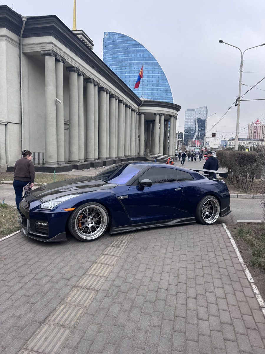 Яадаг хүн нь ингээд хүний зам хаагаад зогсчихдог юм бэ 🙄