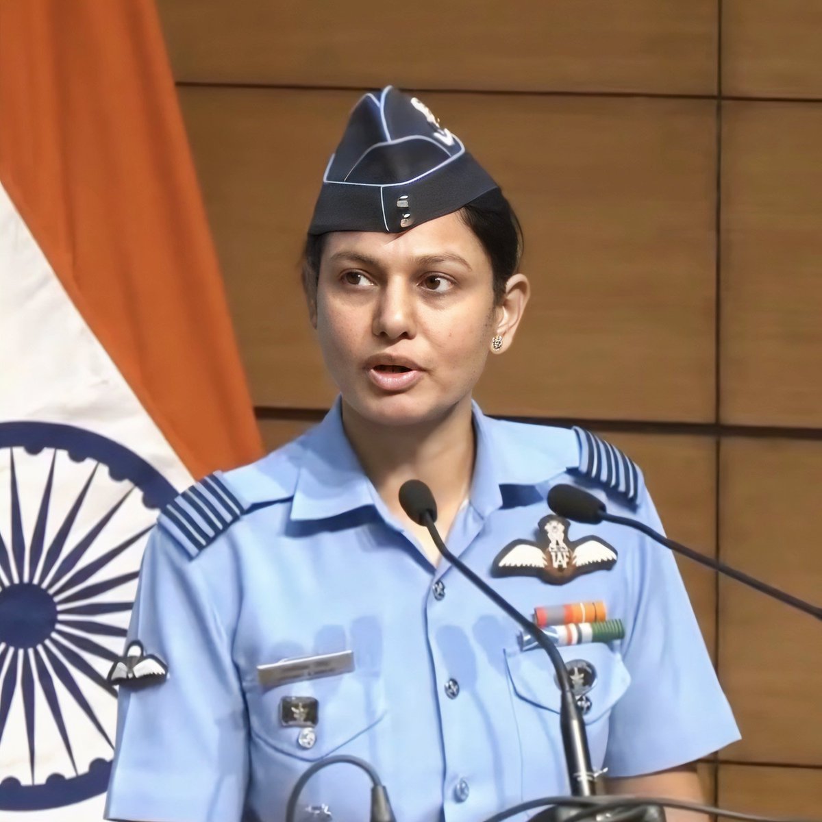 KarthikBJYM's tweet photo. It's an historic moment of declaration #OperationSindoor by the women officers Col Sofiya Qureshi and Wg Cdr Vyomika Singh briefing the press conference. Saluting the strength and leadership, this is our "BHARATH". Chunke Chunke, Chur Chur.#Aakraman
@narendramodi @IAF_MCC @adgpi https://t.co/4R7yWPCvcb
