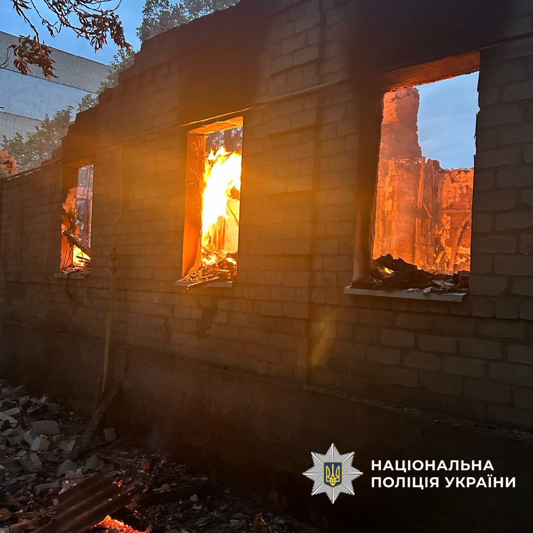 PoliceKharkiv's tweet photo. Минулої доби на Харківщині загинули дві людини, ще троє постраждали: поліція задокументувала воєнні злочини

Під ворожими обстрілами перебували Куп’янський, Ізюмський та Богодухівський райони. Проти мирного населення окупанти застосували керовані авіабомби, FPV-дрони та БпЛА. https://t.co/RSE4JKgPsY
