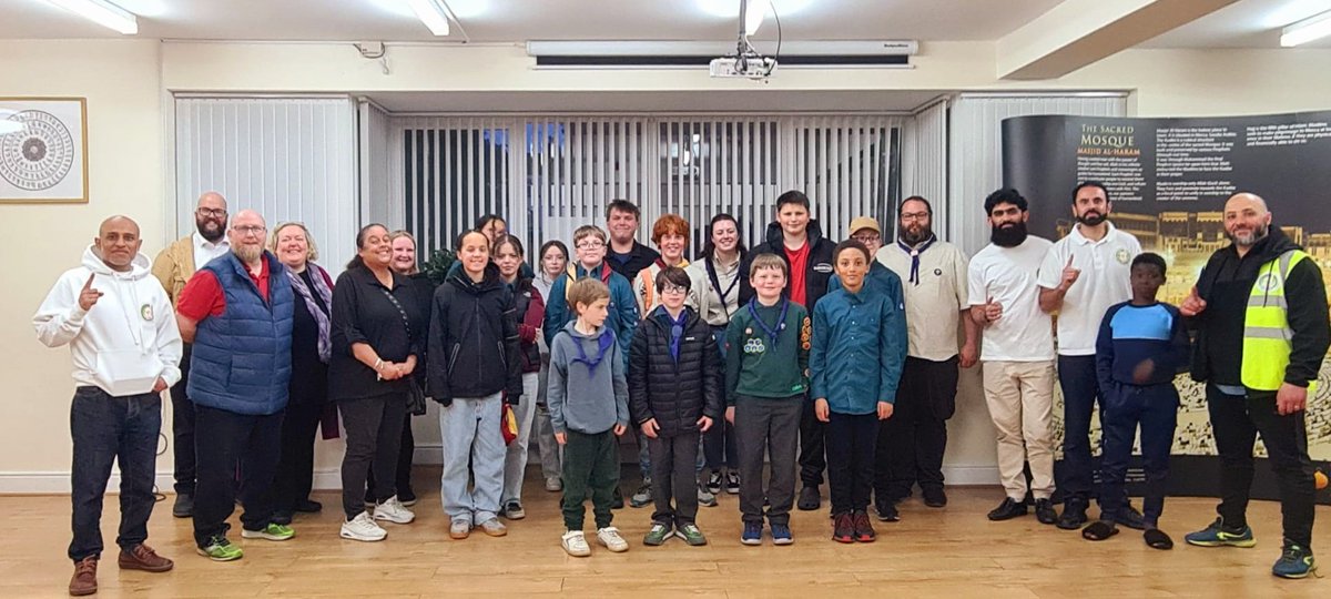 Children from the 7th Nottingham Scouts group came to visit the Nottingham Islam Information Centre yesterday to learn about the 5 Pillars of Islam. They witnessed the evening prayers, watched an animated cartoon, engaged in quizzes and really enjoyed our hospitality.