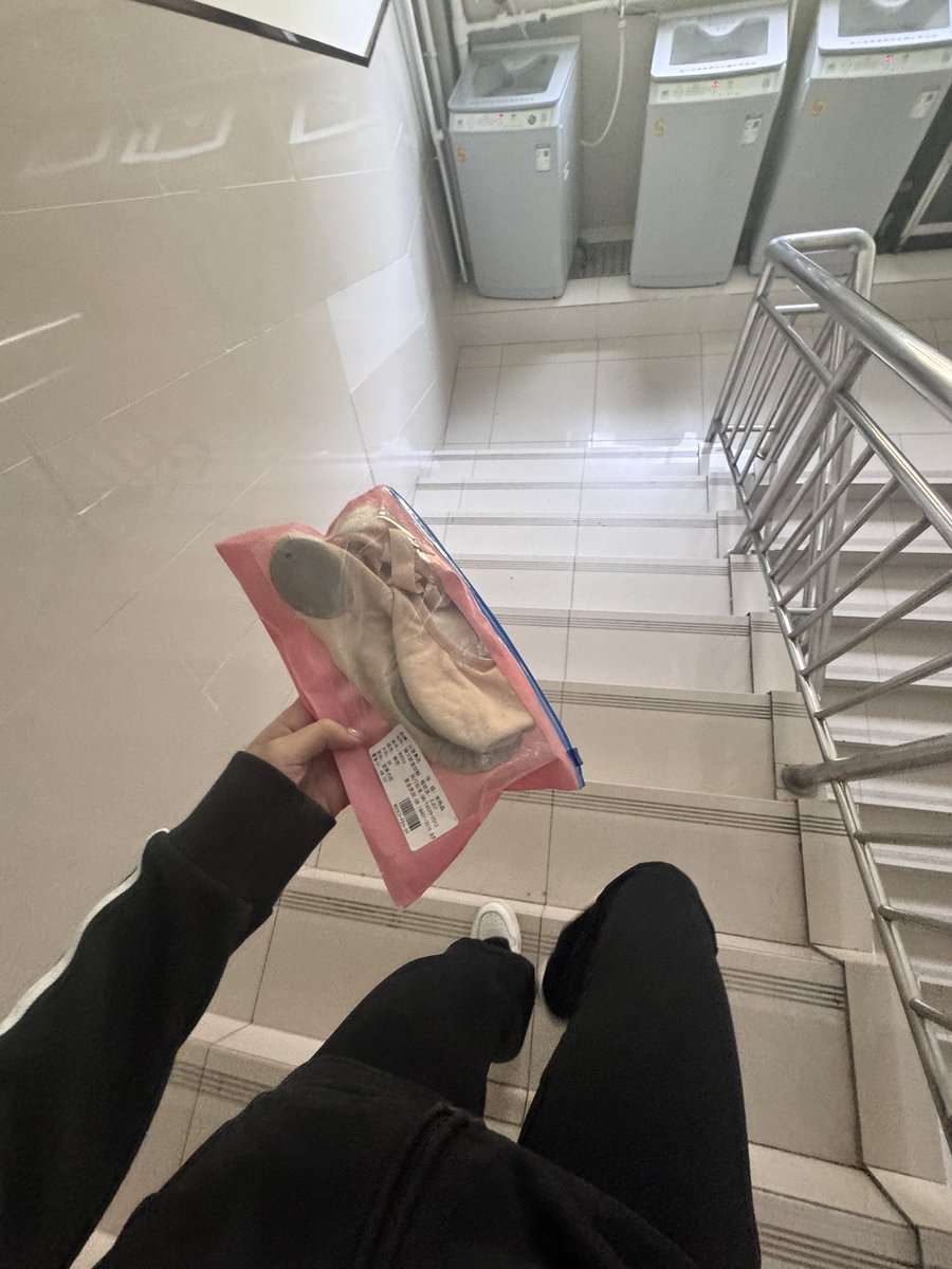 天天上课忘记带鞋子…