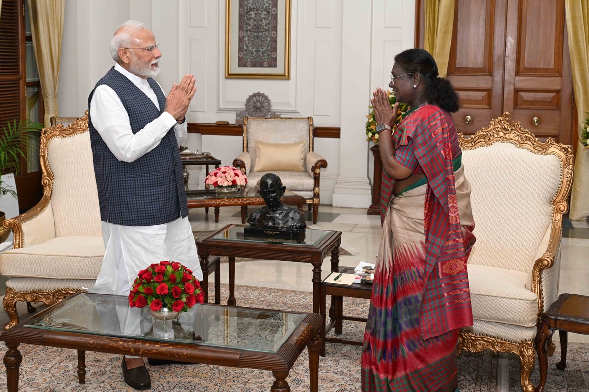 rashtrapatibhvn's tweet photo. Prime Minister Shri @narendramodi called on President Droupadi Murmu at Rashtrapati Bhavan and briefed her about Operation Sindoor. https://t.co/EjRulIdWbj