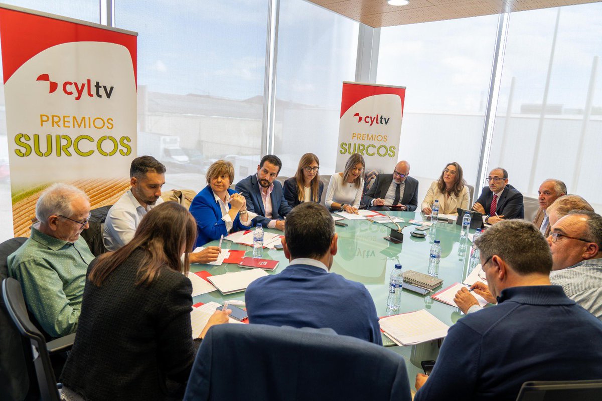Maria González Corral (@mariaglezcorral) on Twitter photo Un honor haber formado parte del equipo que elige a los ganadores de los Premios Surcos, conocidos como 'los Oscar del campo', de @rtvcyl <a href="/SurcosCyLTV/">Surcos CyL</a> Muy pronto conoceremos a quienes están transformando el sector primario con su trabajo y dedicación. ¡Atentos! 👩🌾🏆👨🌾 Un honor haber formado parte del equipo que elige a los ganadores de los Premios Surcos, conocidos como 'los Oscar del campo', de @rtvcyl <a href="/SurcosCyLTV/">Surcos CyL</a> Muy pronto conoceremos a quienes están transformando el sector primario con su trabajo y dedicación. ¡Atentos! 👩🌾🏆👨🌾