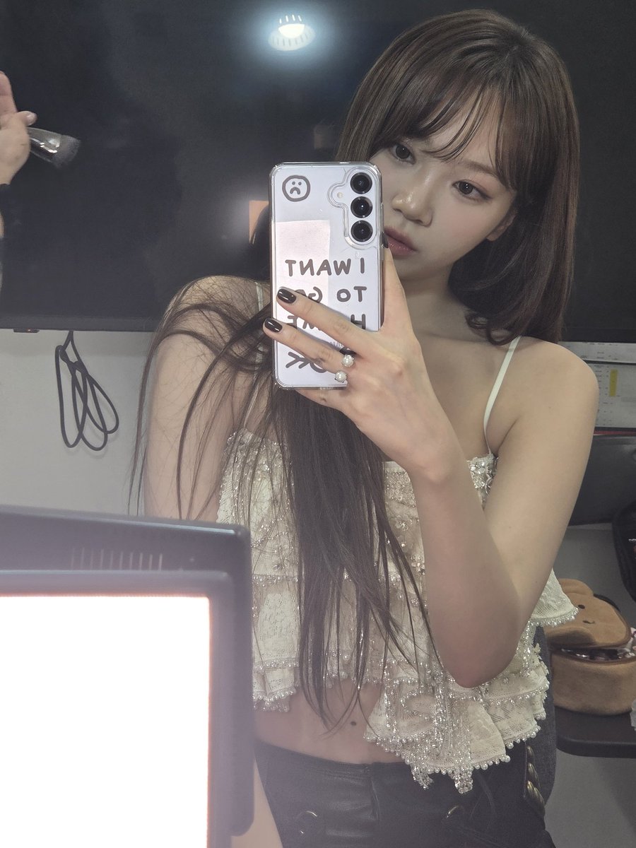 agicheetah's tweet photo. chaewon's dm update,

"let's go, long hair" https://t.co/e8AluIQJtr