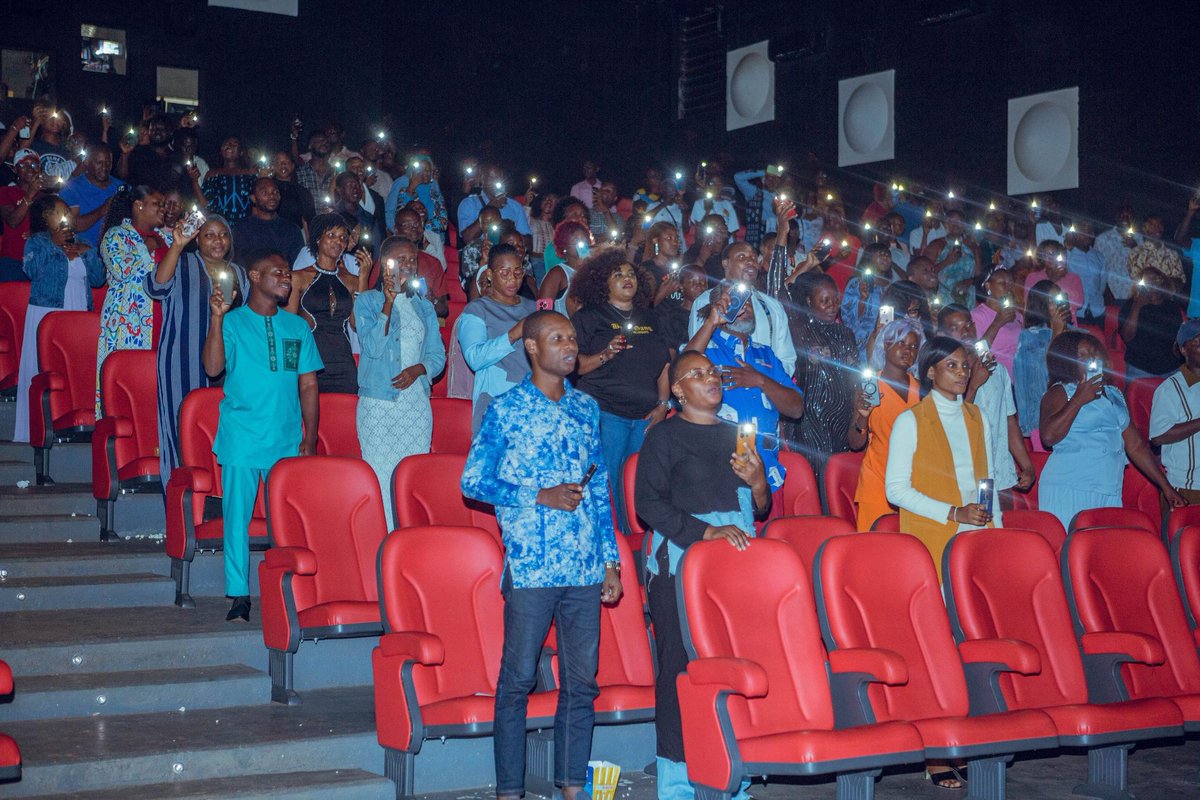 Félicitations à Aimé Sohlo de Sohlo Films pour la projection des films #Boudair et #Yemkuluba. BOUDAIR retrace la vie des jeunes entre la pauvreté criarde des taudis et l'insolente richesse des chefs de gangs. Un véritable chef-d'œuvre.
#films #cinéma #art #Togo #PourServir