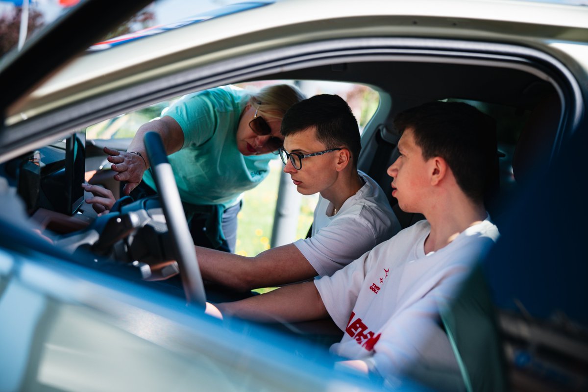 🎓⚡ STUDENT EEICT 2025 &amp; perFEKT JobFair
130+ studentů, 46 vystavujících firem, spousta inspirace a skvělá atmosféra! Na FEKT to opět žilo inovacemi i budoucím kariérním životem.
Více informací i fotografií z akce najdete na fekt.vut.cz/o_fakulte/aktu…