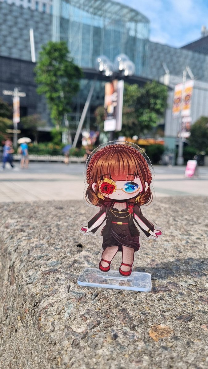 Wah Mommy lagi foto di salah satu sisi jalan Orchard rd. Di sini banyak banget yang lalu lalang. Yg bening2 yg lg ngetrend Gege China wkwkwkwkw. Mommy mah cuci mata doang.  #chocojalanjalan #chocopegipegi