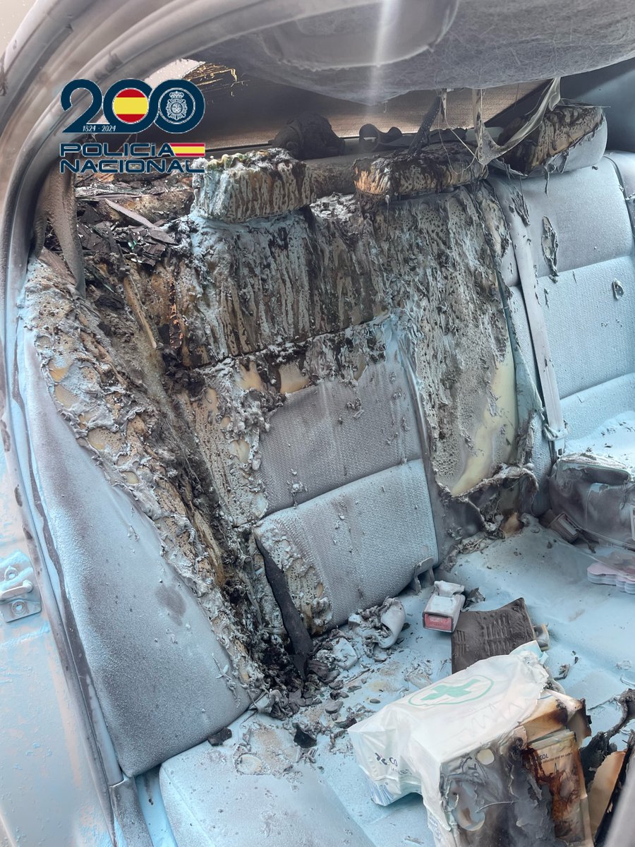 Lucía de 3 años y su madre, gritaban pidiendo #auxilio mientras el coche en el que viajaban ardía en #llamas

👮‍♂️👮‍♂️Ellos no lo dudaron…
Dos policías que se encontraban de servicio en el Complejo Policial de #Canillas  actuaron con rapidez, sacaron a Lucía del vehículo y la