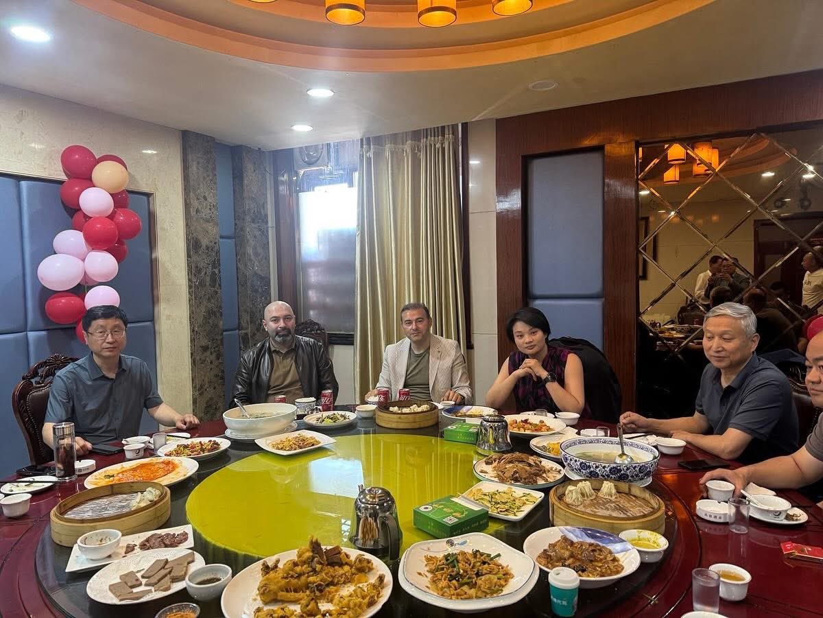 TESİAD Heyeti Çin’de!

TESİAD İnşaat Sektörü Başkanı Faruk Kazancı öncülüğündeki TESİAD iş insanları heyeti, Çin’in Hebei Eyaleti ve Handan bölgesinde çeşitli fabrika ziyaretleri ve iş birliği toplantıları gerçekleştirdi.