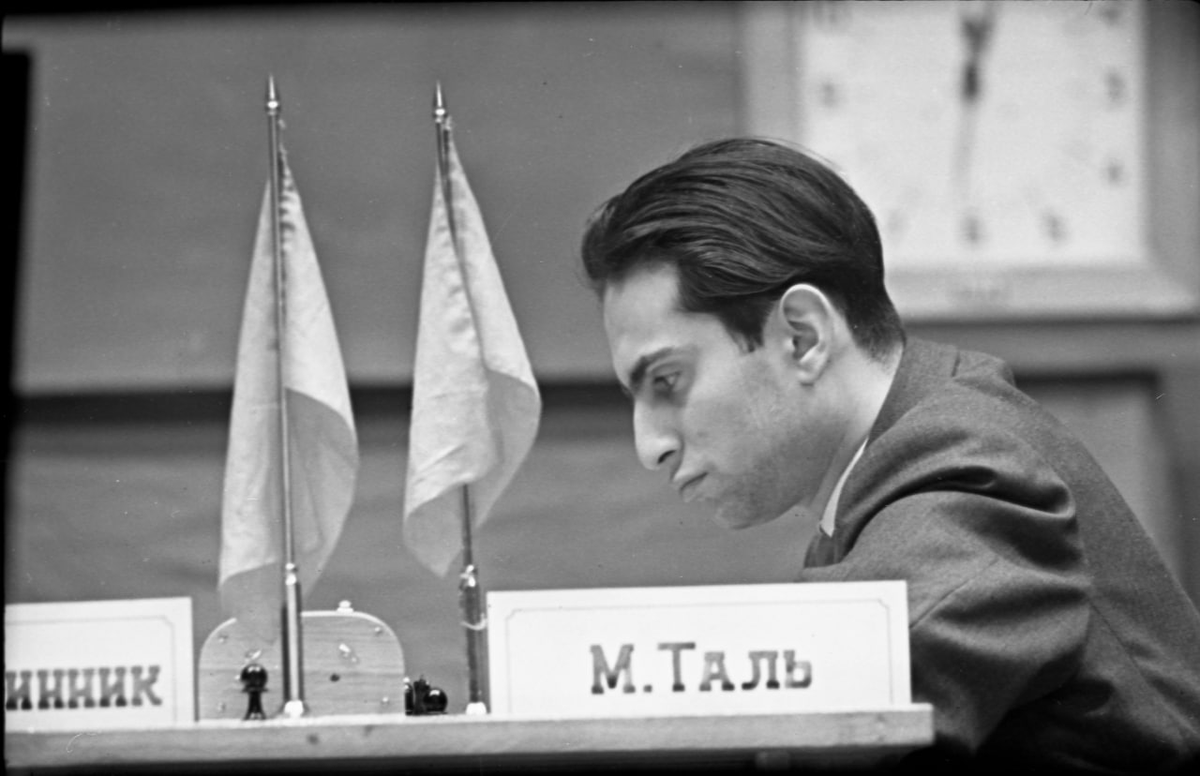 Russia's tweet photo. 🗓 #OTD in 1960, Soviet Grandmaster Mikhail #Tal became the 8th & the then youngest World Chess Champion.
♟ With incredible talent, high-class playing technique & dazzling tactics, Tal outplayed fellow compatriot Mikhail #Botvinnik with a score 12.5 to 8.5 to claim the crown. https://t.co/qg3COCqZc1