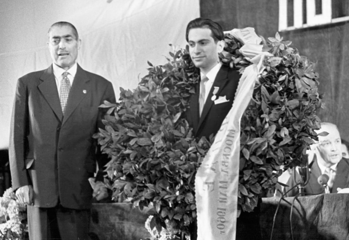 Russia's tweet photo. 🗓 #OTD in 1960, Soviet Grandmaster Mikhail #Tal became the 8th & the then youngest World Chess Champion.
♟ With incredible talent, high-class playing technique & dazzling tactics, Tal outplayed fellow compatriot Mikhail #Botvinnik with a score 12.5 to 8.5 to claim the crown. https://t.co/qg3COCqZc1