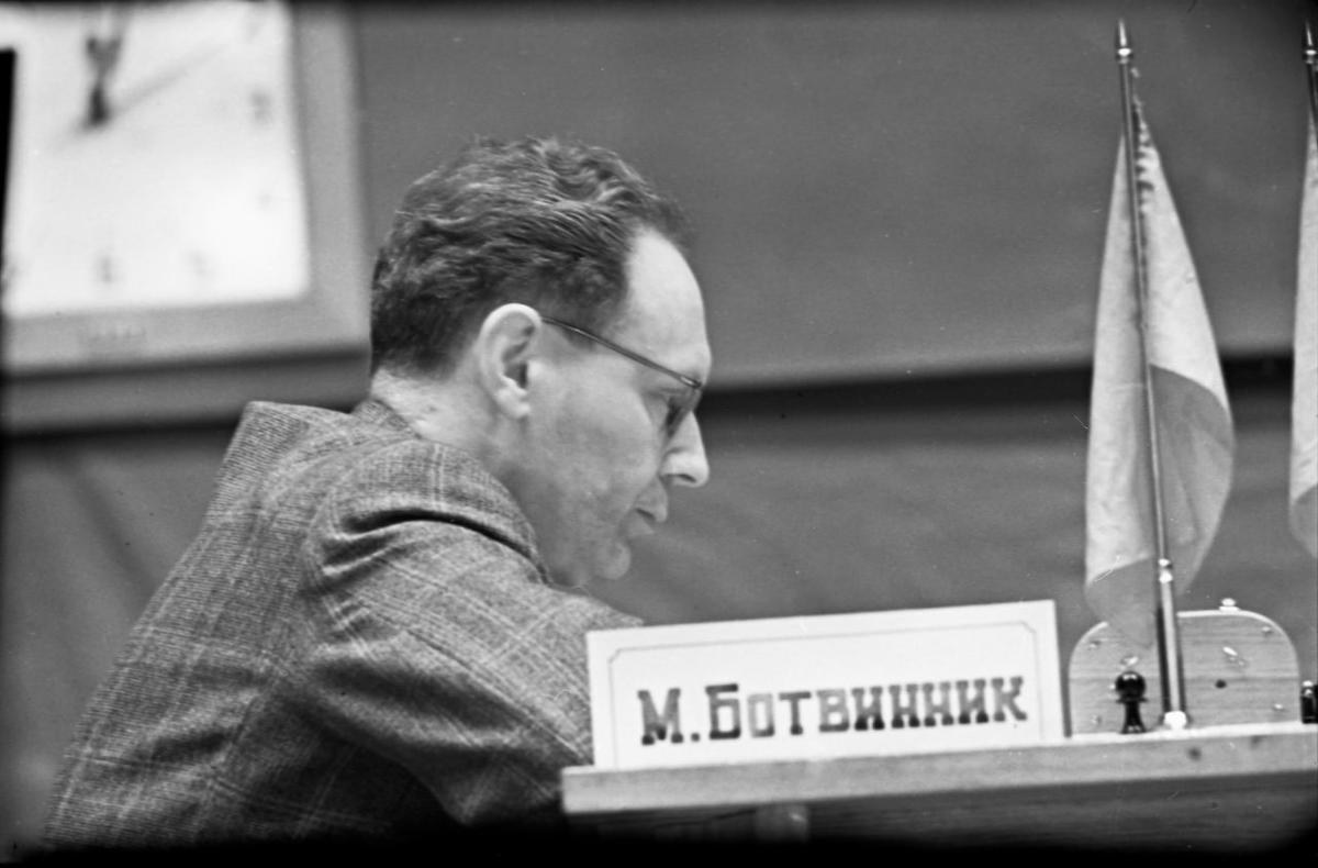 Russia's tweet photo. 🗓 #OTD in 1960, Soviet Grandmaster Mikhail #Tal became the 8th & the then youngest World Chess Champion.
♟ With incredible talent, high-class playing technique & dazzling tactics, Tal outplayed fellow compatriot Mikhail #Botvinnik with a score 12.5 to 8.5 to claim the crown. https://t.co/qg3COCqZc1