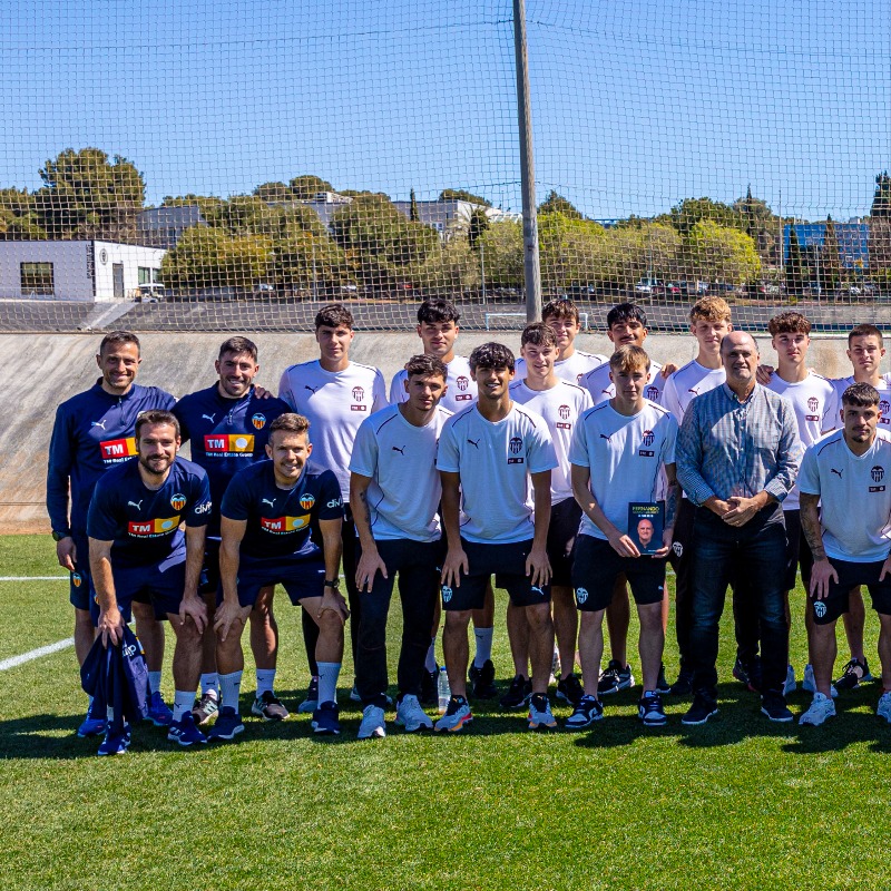 Academia_VCF's tweet photo. 🗣️ "Lo que está en vuestras manos es que merezcáis que se os dé la oportunidad"
🗣️ "Si elegís hacer algo, hacedlo con pasión y con ganas"
🗣️ "Cuando tengáis que decidir, atended a vuestro corazón"
📸 Así fue el encuentro de @10fernandogomez con el #VCFJuvenil 🅰️
#VCFEduca