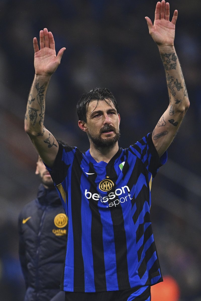 Inter_ar's tweet photo. الكثير من الحب لهذا الرجل ❤️🙏

#إنتر_برشلونة 
#دوري_أبطال_أوروبا | #فورزا_إنتر ⚫️🔵 https://t.co/hll2yDyLIt