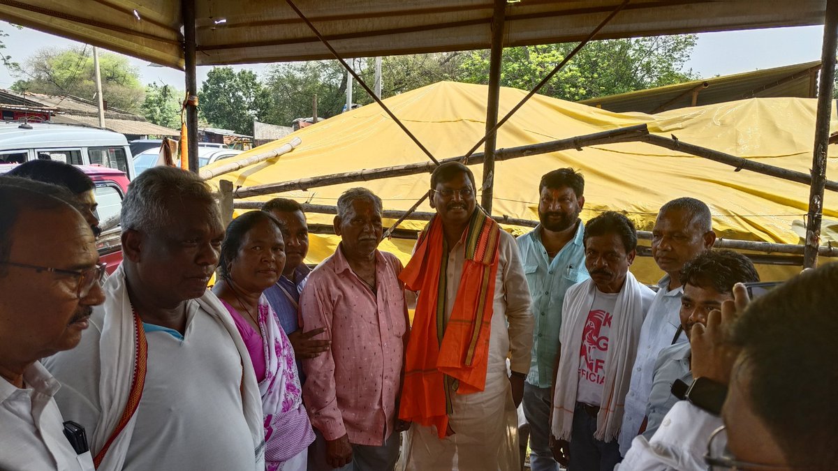 आज पार्टी कार्यालय, कुचाई, खरसावां में कार्यकर्ताओं से आत्मीय मुलाकात की। इस दौरान सभी का साथ कई विषयों पर चर्चा की।