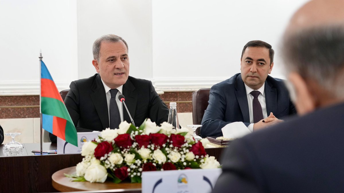 استقبلت اليوم في بغداد السيد جيهون بايراموف وزير خارجية جمهورية أذربيجان، بحثنا سبل تعزيز علاقاتنا الثنائية على مختلف الصعد لا سيما الاقتصاد والطاقة، واكدنا على اهمية تطوير مناخ الاستثمار بين بلدينا الصديقين،