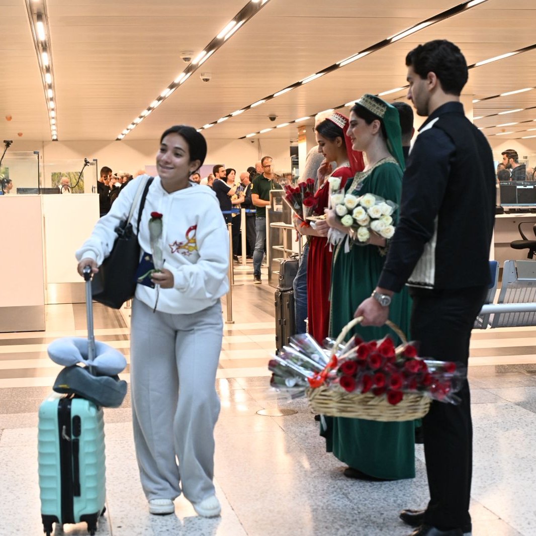 Annahar's tweet photo. بالورد… استقبال الواصلين من الإمارات بعد رفع الحظر https://t.co/zguX1UTulU