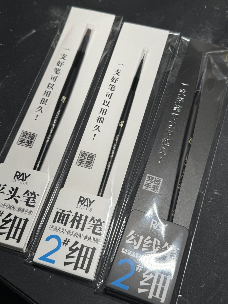 RAY STUDIO(<a href="/RayStudio_00/">RAY STUDIO</a> )さんからいただいた水性塗料サンプルと筆一色！！！
いただいてから紹介する時間が取れず今更になってしましいましたが💦使いやすいです！！
隠蔽力もあって伸びも良い✨ でも割と乾燥は早くて作業効率良き✨もっとしっかり使ってみたいです(*´ω`*)
ぜひ試してください！！