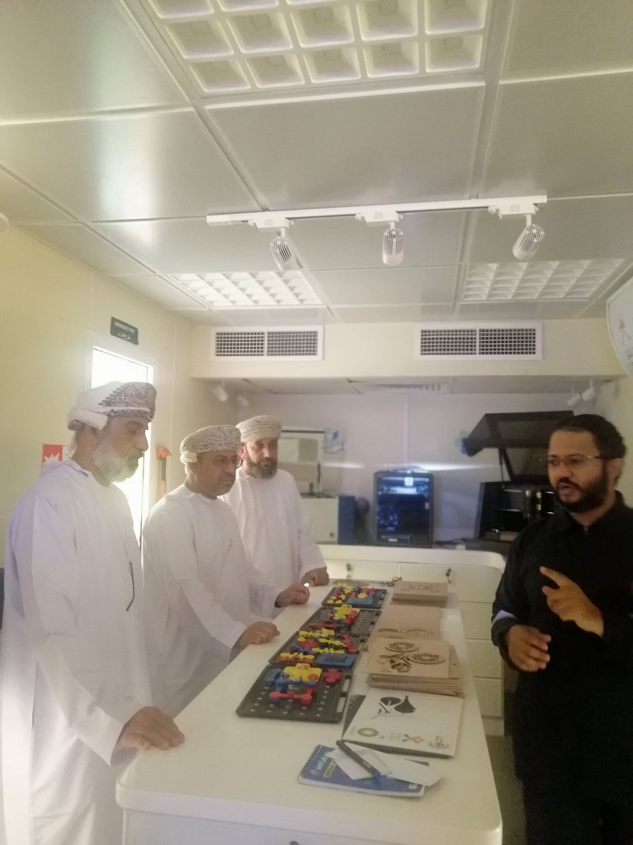 تشرفت بزيارة مدرسة أم كلثوم بسمائل بمعية الأستاذ /إسحاق الفهدي المدير المساعد لإدارة التربية والتعليم بسمائل والأستاذ /سعيد النبهاني لحضور ملتقى STEM ، حيث قدمت المدرسة عروض ومشاريع علمية قمة في الروعة والإبداع، وتم تنفيذ ورشة علمية عن الهيدروجين الأخضر لطالبات المدرسة.