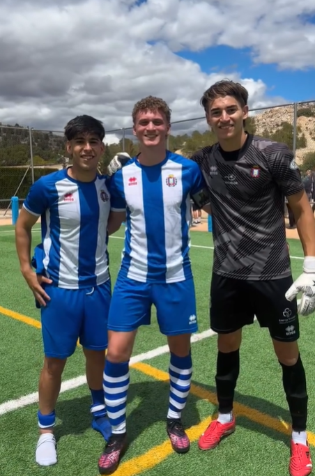 Preferente Autonómica

Gian Nasuti consiguió dejar atrás un largo periplo y debutó en la Jornada 32 ante el filial del Yeclano Deportivo (0-1) saltando al campo en el 79´. El defensor argentino ha superado con mucha entrega y perseverancia su grave lesión, portando brazalete