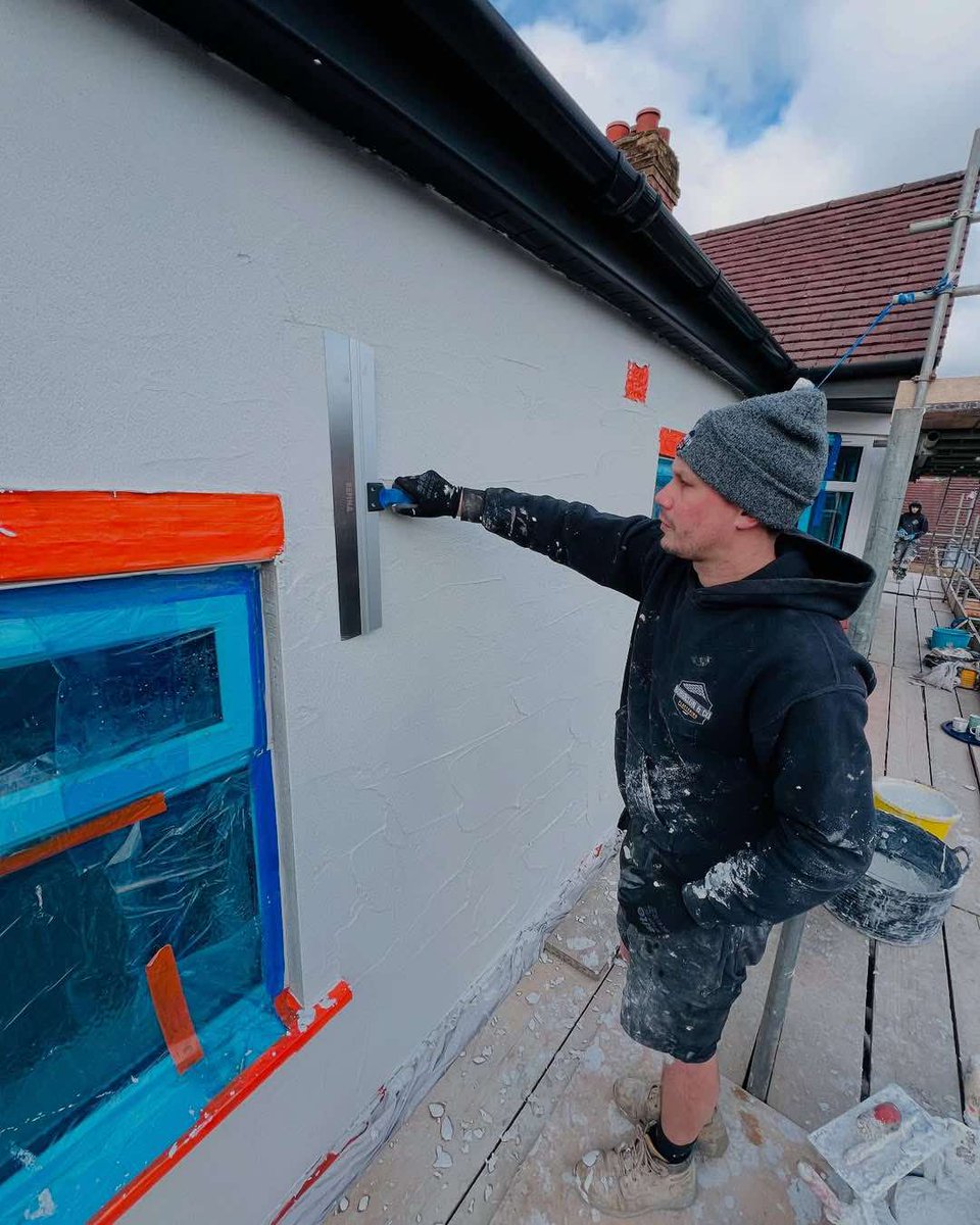 RefinaLtd's tweet image. Old render off, new render on with a bit of help from our I Section Scraper &amp;amp; Skimming Spatula for Robinson &amp;amp; Co Plastering 🤝

Find all the info you need here: refina.co.uk/refina-tools/

#rendering #renderingtools #onthetools