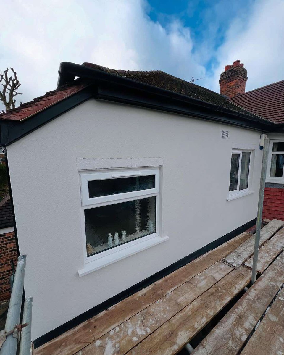 RefinaLtd's tweet image. Old render off, new render on with a bit of help from our I Section Scraper &amp;amp; Skimming Spatula for Robinson &amp;amp; Co Plastering 🤝

Find all the info you need here: refina.co.uk/refina-tools/

#rendering #renderingtools #onthetools
