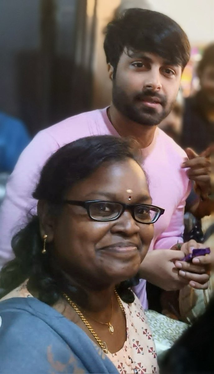 எப்போதுமே அருகில் அமரும்,
காலியான நாற்காலியின்,
நலம் விசாரிப்புக்கு இனியப் பிறந்தநாள் வாழ்த்துக்கள்!
#HBDAshwinkumar