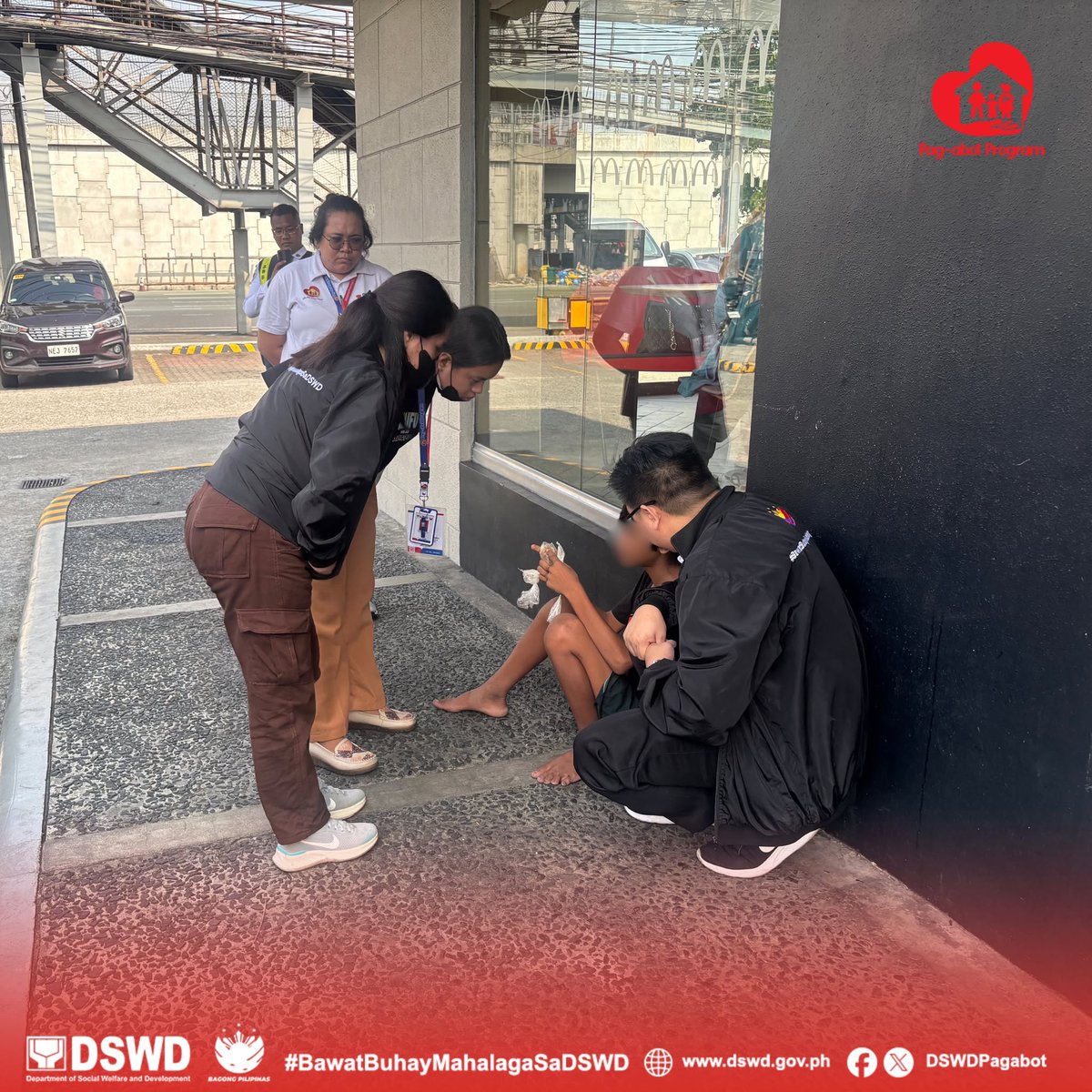 DSWDPagAbot's tweet image. 📷TINGNAN: Buhay at kapakanan ng mga bata, indibidwal at pamilyang naninirahan sa lansangan ang palaging inaalaala ng Pag-abot Program sa kanilang pag-iikot sa kaMaynilaan, kung kaya&apos;t buong sikap nilang kinukumbinsi ang mga tukoy na benepisyaryo ng programa at pinapaalalahanan…