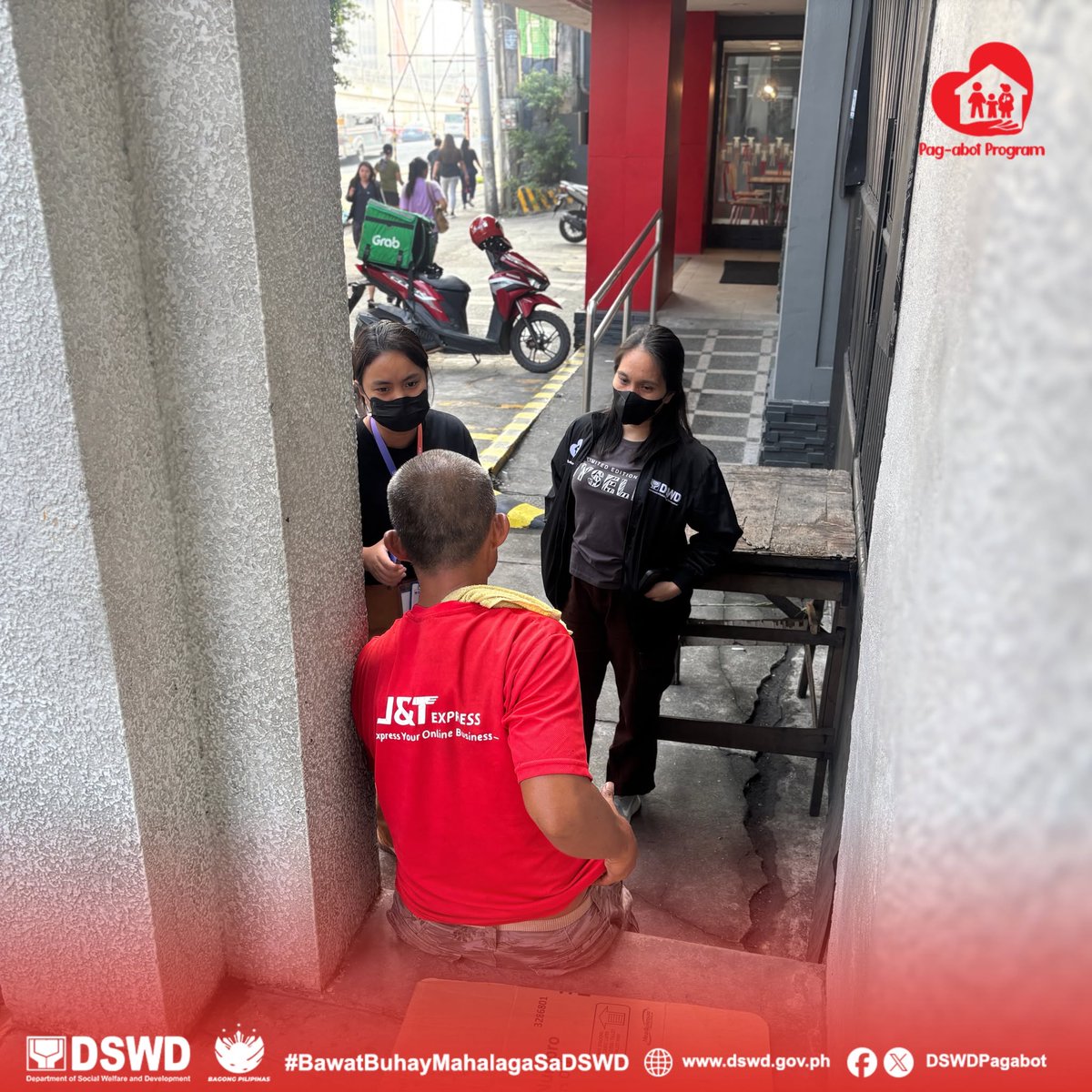 DSWDPagAbot's tweet image. 📷TINGNAN: Buhay at kapakanan ng mga bata, indibidwal at pamilyang naninirahan sa lansangan ang palaging inaalaala ng Pag-abot Program sa kanilang pag-iikot sa kaMaynilaan, kung kaya&apos;t buong sikap nilang kinukumbinsi ang mga tukoy na benepisyaryo ng programa at pinapaalalahanan…