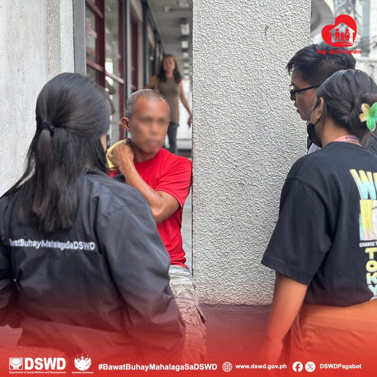 DSWDPagAbot's tweet image. 📷TINGNAN: Buhay at kapakanan ng mga bata, indibidwal at pamilyang naninirahan sa lansangan ang palaging inaalaala ng Pag-abot Program sa kanilang pag-iikot sa kaMaynilaan, kung kaya&apos;t buong sikap nilang kinukumbinsi ang mga tukoy na benepisyaryo ng programa at pinapaalalahanan…