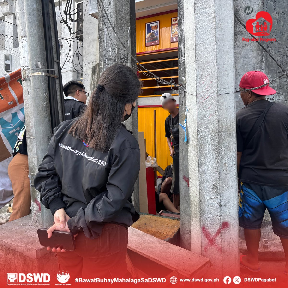 DSWDPagAbot's tweet image. 📷TINGNAN: Buhay at kapakanan ng mga bata, indibidwal at pamilyang naninirahan sa lansangan ang palaging inaalaala ng Pag-abot Program sa kanilang pag-iikot sa kaMaynilaan, kung kaya&apos;t buong sikap nilang kinukumbinsi ang mga tukoy na benepisyaryo ng programa at pinapaalalahanan…