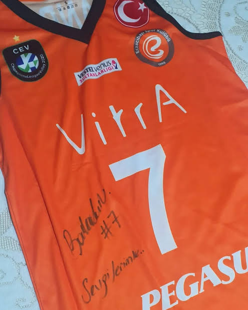 Sevgili dostlar, Biliyorsunuz Balaviç yani Bossko ve Hande Eczacıbaşı'ndan koparıldı. Benim de Eczacıbaşı ile bir bağım kalmayacağı için elimdeki bu formaları hediye ediyorum. Beni takip etmeniz ve bu gönderiyi paylaşmanız yeterli. Sonucu Pazartesi günü açıklayacağım. Bol şanslar