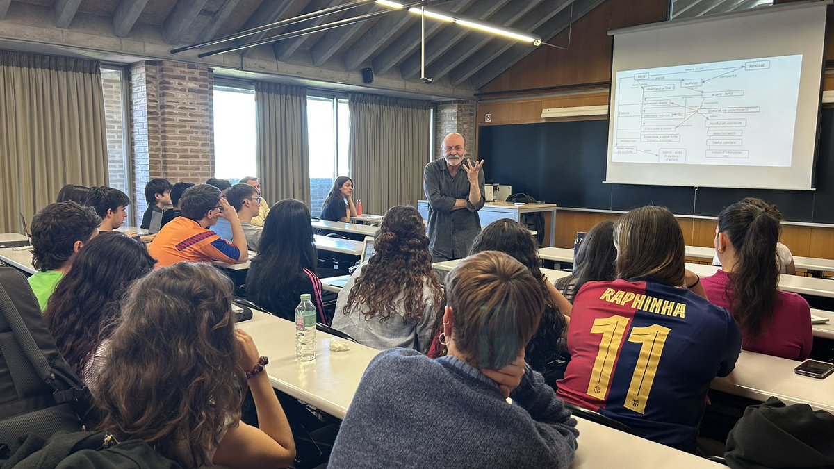 periodistes_cat's tweet image. Avui som a la @UdGLletres, on el col·legiat @xaviergiromarti, cofundador del Grup de Periodistes per la Pau, ofereix un taller als alumnes del Grau de Comunicació Cultural. 
#CPCGirona #periodismeperlapau #objectivitat #neutralitat #denúncia