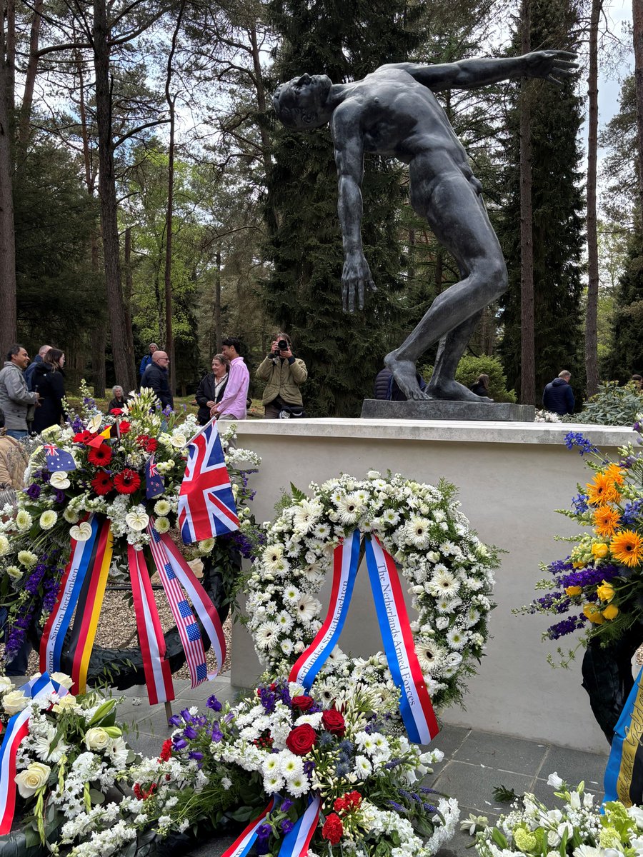 Op #4mei worden in 🇳🇱 de slachtoffers van WOII en latere conflicten herdacht. De 🇦🇹 ambassadeur, <a href="/BertTheuermann/">Bert Theuermann</a>, was dit jaar aanwezig bij de herdenking op Nationaal Ereveld Loenen. Samen met vertegenwoordigers van meerdere landen legde hij een krans. #Dodenherdenking #nooitweer