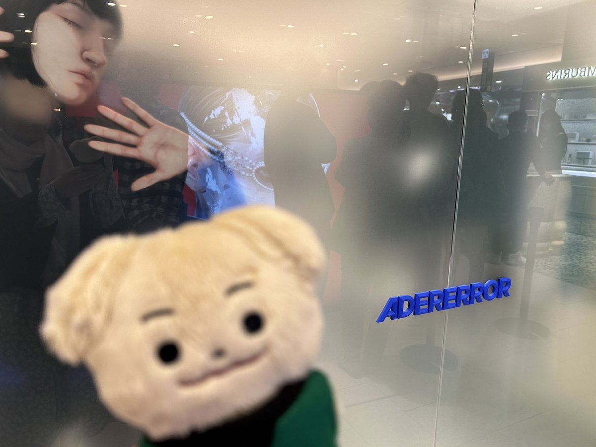 nini41595553's tweet image. まだここから抜け出せません💦
お店のスタッフさんが皆さん親切でお写真どうぞ撮って下さい、ハッシュタグつけて投稿して下さいって言って下さいました🧡
JAKE〜今どこにいますかぁ？

#ADERERROR  
#AderErrorOsaka  
#ENHYPEN
#アーダーエラー #JAKE #SUNGHOON
#엔하이픈　#성훈　#제이크