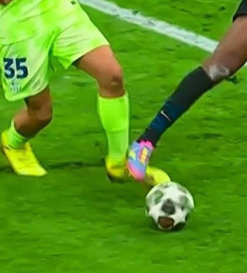 upblissin's tweet photo. @CardanoChili @ASTOUNDlNGMessi @Azsanax @WhosDaan @Barca__pictures Who fouled who lmao. If Martin was too late why did Dumfries stick his leg out to block Martin? https://t.co/wBxEaoeVUU