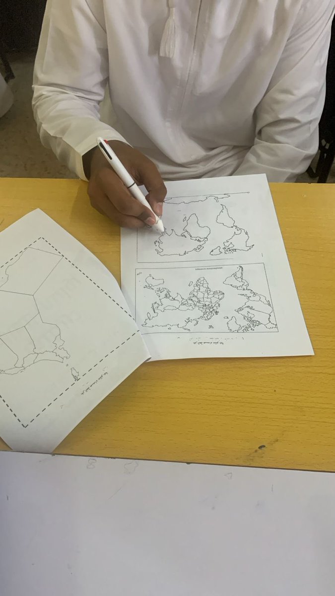 (خريطتي بوابتي للعالم)
مبادرة الأستاذ عمر الروتلي وهي مجموعة خرائط مقدمة لطلبة الصف الحادي عشر مادة الجغرافيا الإقتصادية..