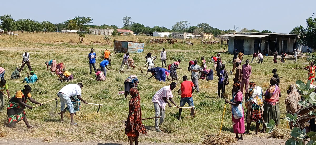 undpsouthsudan's tweet photo. The Stabilization of Conflict-Affected Communities for A Dignified and Sustainable Return of Displaced Populations in Upper Nile State Project is transforming lives in Malakal! Over 2,000 people from 200+ households supported through #CashForWork & rehabilitation of infrastructure in 8 key sites including markets, vocational training centers & women centers. Thanks to a strong partnership between @undpsouthsudan ,@SouthSudanGov & @Japan!
