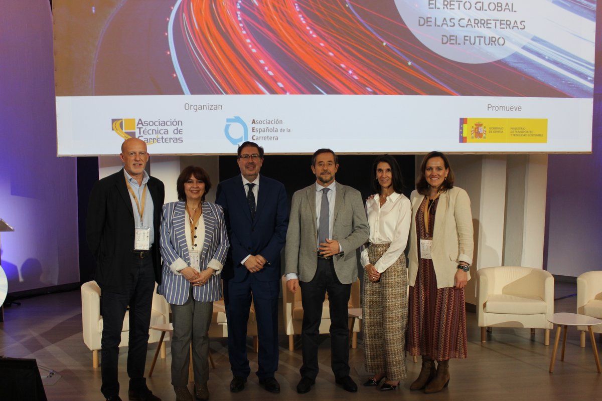 🚦Hemos celebrado en Alicante (23 y 24/04) las Jornadas Nacionales de Seguridad Vial, trabajando codo con codo con <a href="/ATC_PIARC/">ATC</a>. El resultado ha sido excelente: más de medio millar de asistentes y un nivel técnico altísimo (en la imagen, los equipos de AEC y ATC) #JNSV2025 🧵