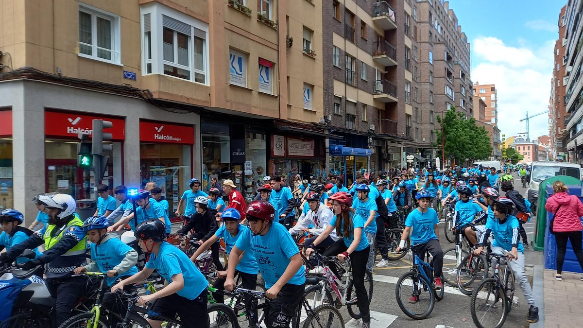 "II Bicicletada IESLaMerced" Una auténtica marea azul en bicicleta por las calles de nuestro entorno. Celebramos el Día de la Educación Física en la Calle y reivindicamos la inclusión, diversidad y mejora del entorno escolar con la lectura del manifiesto en plaza de Portugalete
