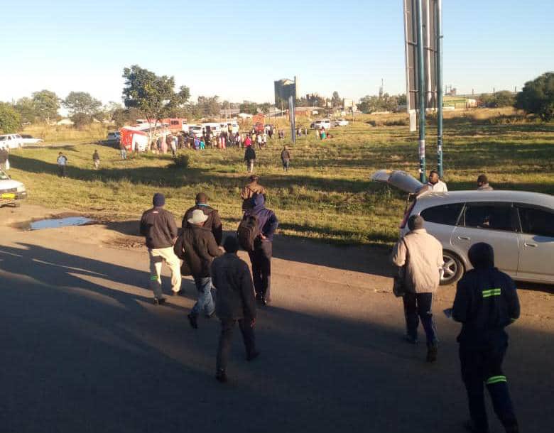A Hungwe bus travelling from Botswana to Harare overturned at the Fairmile roundabout in Gweru at 6AM this morning, killing six people

📸 <a href="/ZBCNewsonline/">ZBC News Online</a>