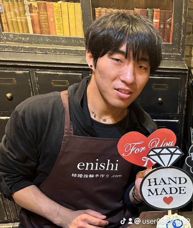 #行方不明者 
4日目
特長身長171cm体型痩せ型  
行方不明当日は黒いパーカー、下は黒いジャージピンクの英文字が入ってます。東京都八王子市から居なくなりました。失踪日2025年5月4日22時 
見かけたかもの人DMください。よろしくお願いいたします。