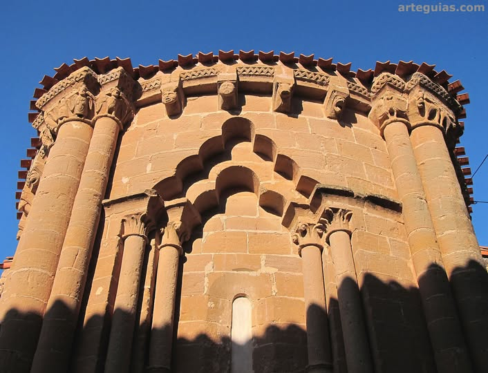 arteguias's tweet photo. Fuerte contraste de luz y color cuando el sol del amanecer incide en la monumental cabecera de la iglesia románica de Navas de Bureba (Burgos).
#navasdebureba #labureba #bureba #burgos #castilla #cyl #cylesvida #castillayleon #romanico #romanesque #burgosturismo #artroman #church https://t.co/kVVa4m4v83