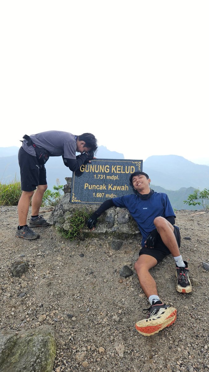 rielationshit's tweet photo. 5 jam ku daki lah kok kawahnya ketutup kabut hadeh, semoga terbayar di 2800mdpl next trip

Kelud via Laharpang, Puncu, Kediri https://t.co/DMDYss79VU