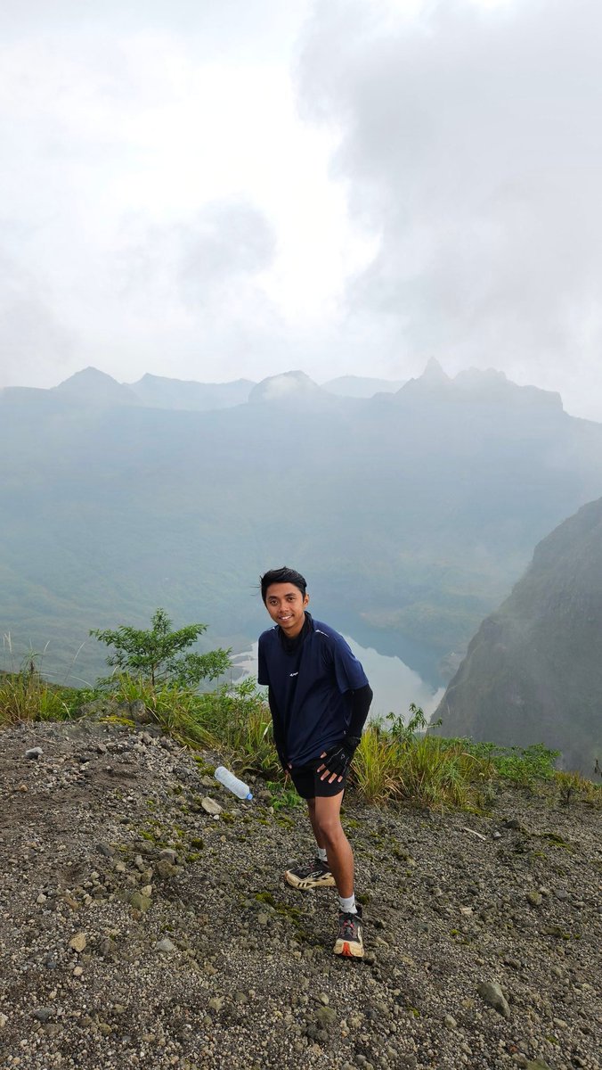 rielationshit's tweet photo. 5 jam ku daki lah kok kawahnya ketutup kabut hadeh, semoga terbayar di 2800mdpl next trip

Kelud via Laharpang, Puncu, Kediri https://t.co/DMDYss79VU