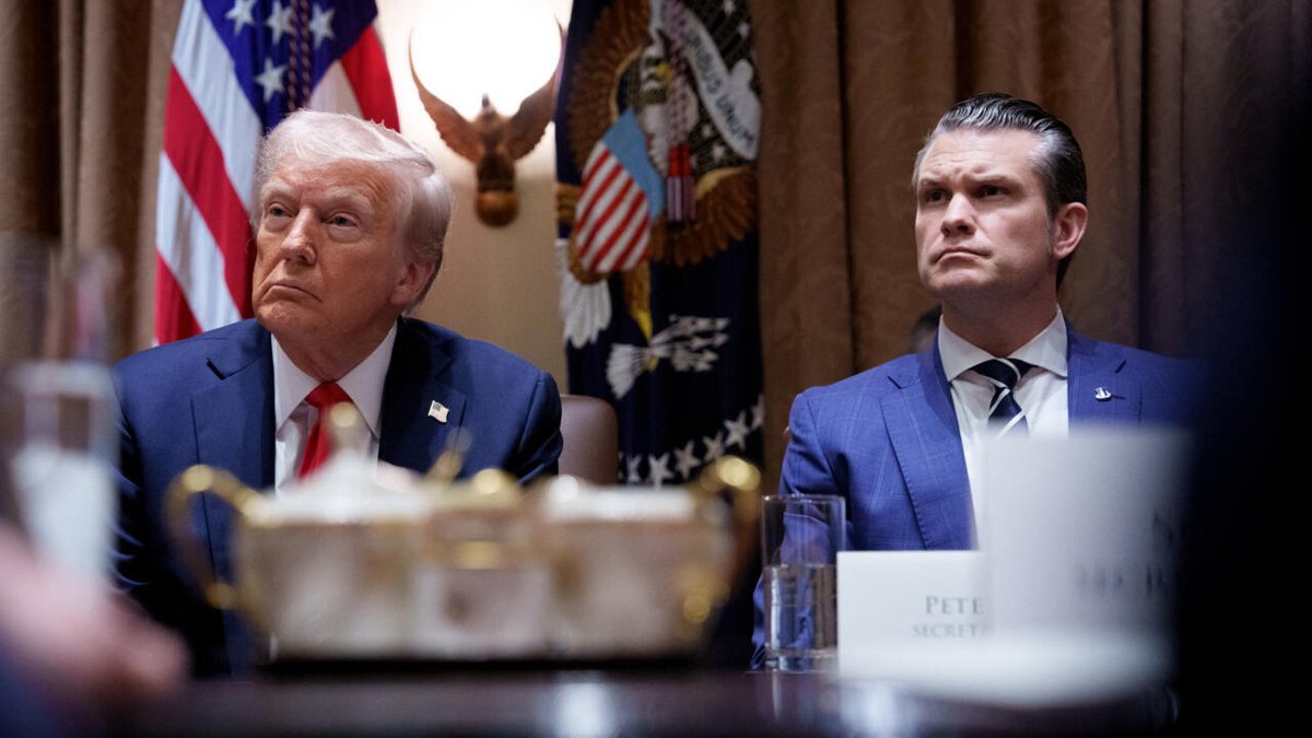 CyberUniversite's tweet photo. 🚨En moins de 20 minutes, un hacker ridiculise la sécurité du gouvernement Trump en piratant une version non officielle de Signal utilisée par des membres de la Maison-Blanche. 

Un rappel brutal des dangers liés aux applications non vérifiées. 🔐 #CyberSécurité #Hacking #Trump https://t.co/jPXCG9c1AN