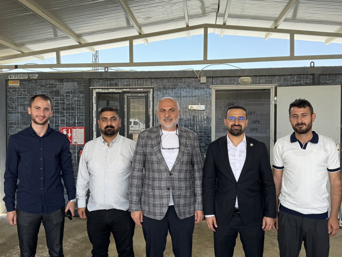 Gıda Toptancılar Derneği Başkanı Sn. Süleyman Emek’in ziyaretindeydik.

Yeni yapılacak Toptancılar Sitesi ile ilgili sürecin yakından takipçisiyiz.

Batman’a değer katacak bu proje şehrimize ticari anlamda level atlatacaktır.

Başkanımıza misafirperverliği için teşekkür ediyorum.