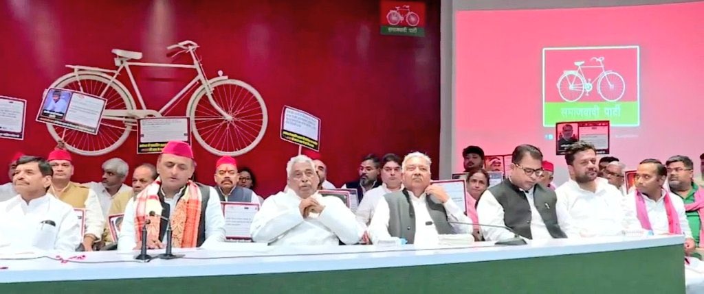 TeamYasarShah's tweet photo. राष्ट्रीय अध्यक्ष श्री @yadavakhilesh जी के साथ पार्टी कार्यालय लखनऊ पर प्रेस कॉन्फ़्रेंस में मौजूद पूर्वांचल की शान हम सबके प्रिय नेता माननीय @yasarshah_SP जी। https://t.co/de9YT66Cir