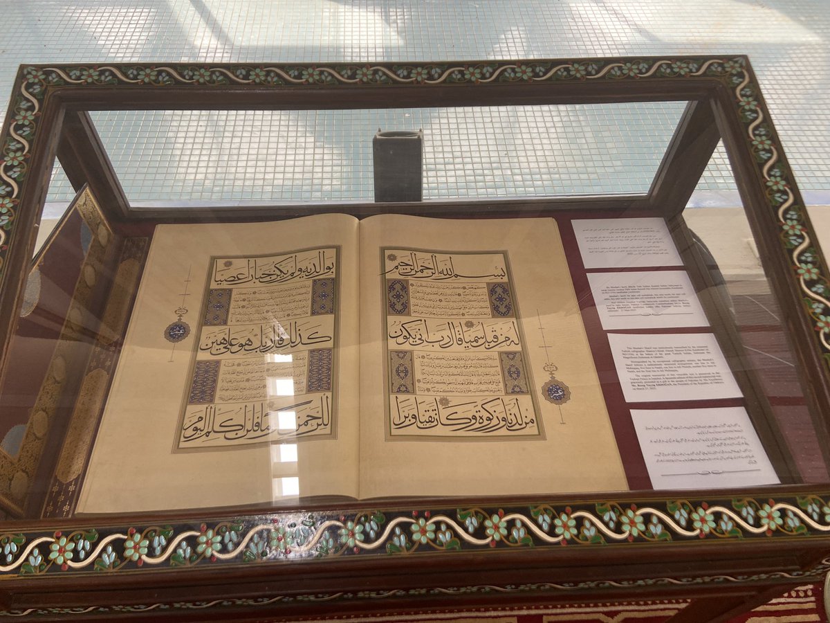 Karahisarî üslubu ile meşhur olan ve yazının güneşi (Şemsü'l-Hat) diye bilinen Ahmed Şemseddin’in Kanuni için farklı hatlarla yazdığı Mushafı Şerif, Pakistan’ın simge yapılarından Faysal Camii’nde sergileniyor.